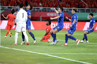 这球拼命了！沙明补射空门后伤退，中国足球小将2-0领先